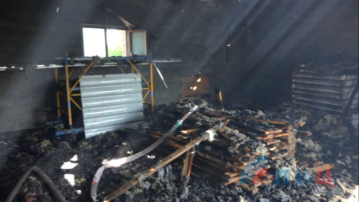 Жилые дома и техникум повреждены в результате обстрела Славяносербска, 26 мая 2015 года