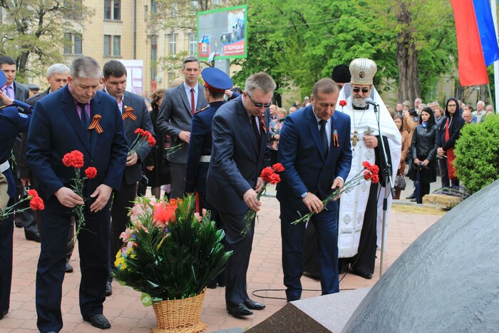 Молебен и возложение цветов к мемориалу "Чернобыльский Лелека", Луганск, 25 апреля 2016 года