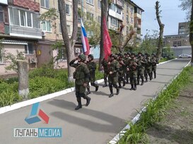 Военнослужащие и молодежные активисты провели в Луганске для ветеранов персональные парады