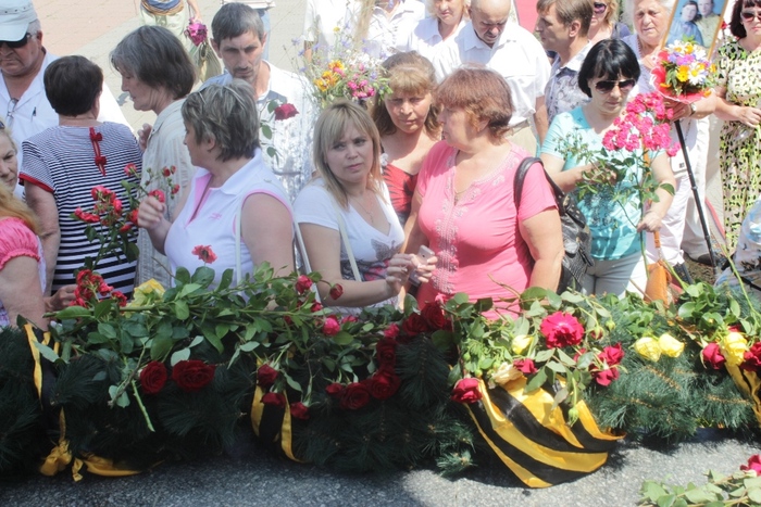 Финал акции "Книга памяти" у Пилона Славы, Луганск, 22 июня 2015 года