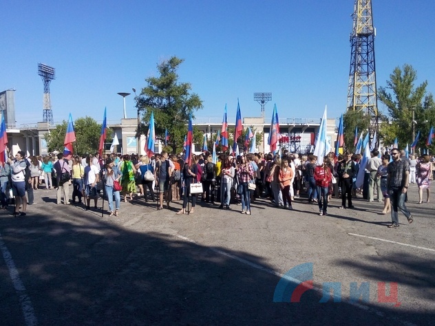 "Юбилейный" конвой МЧС России прибыл в ЛНР в годовщину доставки первой гумпомощи, 20 августа 2015 года