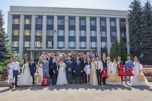 Девять луганских пар стали участниками бала молодоженов ко Дню города
