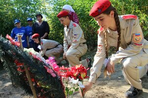 Юнармейцы и единороссы взяли шефство над могилами красноармейцев в Меловском районе