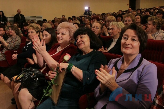 Торжественное собрание, посвященное Международному женскому дню, Луганск, 6 марта 2017 года