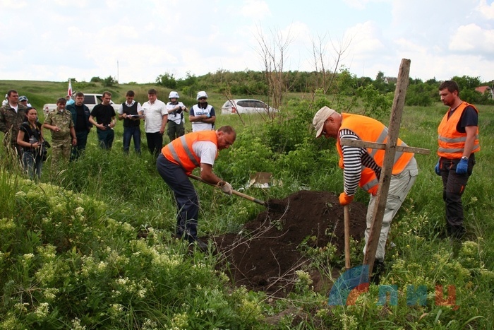 Эксгумация останков военнослужащего ВСУ, Раевка, 2 июня 2015 года