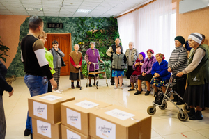 Ассоциация волонтерских центров передала луганским пенсионерам 430 наборов со сладостями