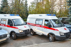 Передача представителями Чечни автомобилей скорой помощи и медикаментов в ЛРКБ, Луганск, 12 октября 2022 года