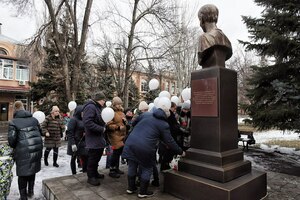 Общественники из ЛНР почтили память Доктора Лизы в ее день рождения