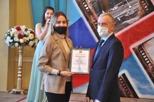 Мэр Стаханова в Международный день студентов наградил отличившихся молодежных активистов