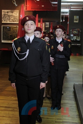 Старт общественной патриотической акции "Знамя Победы" в Луганском краеведческом музее, Луганск, 16 февраля 2016 года