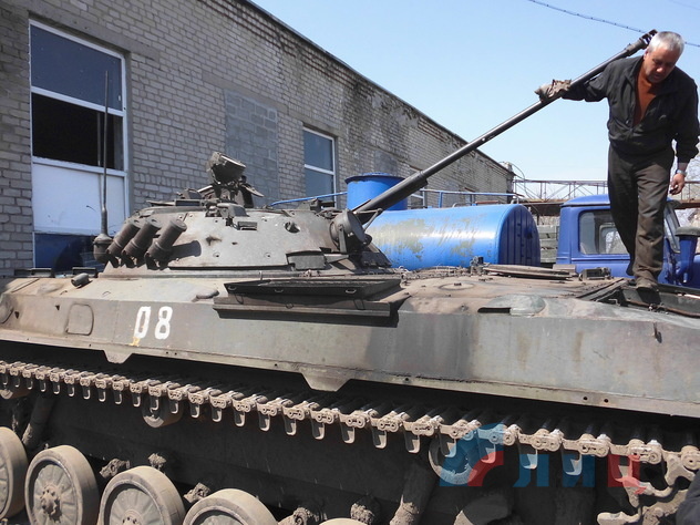 Восстановление захваченной под Дебальцево бронетехники ВСУ, Луганск, 25 апреля 2015 года