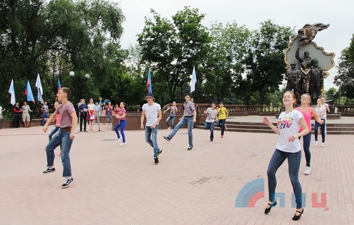 Торжественный старт летней кампании молодежных трудовых отрядов ЛНР, Луганск, 1 июля 2016 года