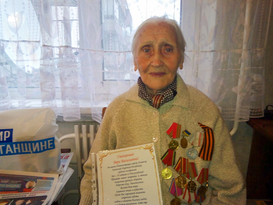 Общественники из Алчевска поздравили с 95-летием ветерана войны Веру Нехотину
