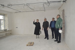 Сенатор от ЛНР и глава Лутугинщины проинспектировали ход восстановления георгиевской школы