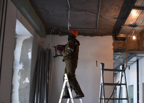 Тюменские строители планируют завершить восстановление роддома в Краснодоне к концу апреля