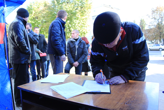 Сбор подписей под обращением к главе ЛНР об утверждении пенсионного возраста, Луганск, 13 октября 2015 года