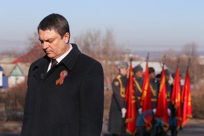 Церемония возложения цветов к Братской могиле советских воинов в сквере имени 9-го Мая, Луганск, 14 февраля года