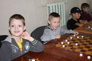 Сеанс игры в шашки собрал в столице ЛНР детей из Луганска и освобожденных регионов