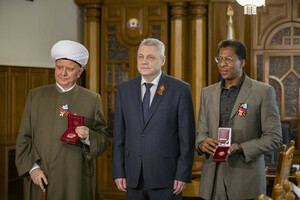 Председатель Правительства ЛНР вручил орден и почетный знак гостям из России и США