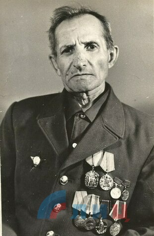 Черников Николай Федорович (1918 - ). Награжден орденом Красной Звезды, медалями.
