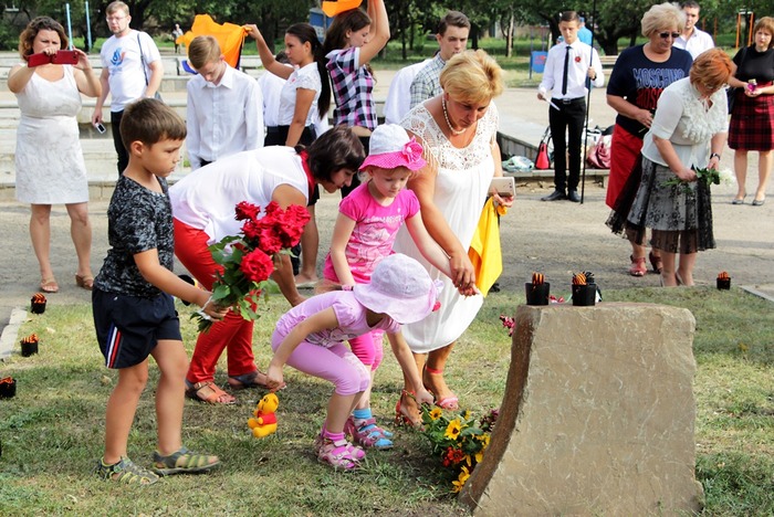 Акция в память о жителях ЛНР, погибших от обстрелов ВСУ летом 2014 года, Луганск, 24 августа 2016 года