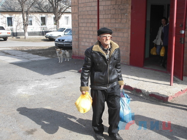 Жители поселка Красный Яр получили гуманитарную помощь, 26 марта 2015 года