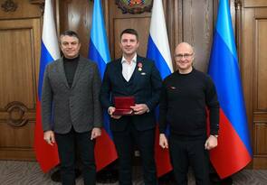 Кириенко и Пасечник от имени Президента РФ вручили награды отличившимся жителям ЛНР