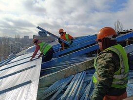 Специалисты из Брянской области начали ремонт крыш многоэтажек и детского сада в Брянке