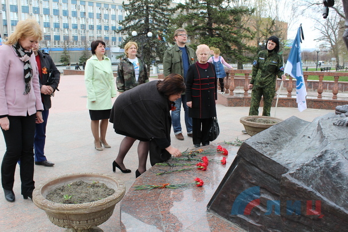 Возложение цветов к памятникам жертвам украинской агрессии в рамках акции "Непокоренные", Луганск, 14 апреля 2017 года