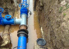 Подача воды в центре Луганска приостановилась из-за замены трубопровода на улице Оборонной