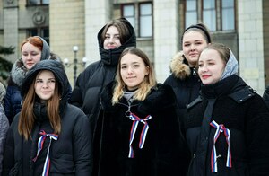 Церемония поднятия флага и исполнение гимна РФ в ЛГАКИ имени Матусовского, Луганск, 19 февраля 2024 года