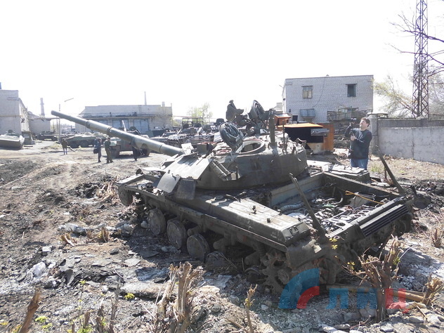 Восстановление захваченной под Дебальцево бронетехники ВСУ, Луганск, 25 апреля 2015 года