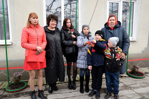 Советник главы ЛНР вручила ключи от нового дома многодетной семье из Червоной Поляны