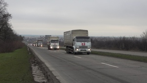 Конвой МЧС РФ доставил в Луганск бутилированную воду и медицинские изделия