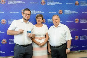 Сотрудники Минэкономразвития ЛНР получили партбилеты "Единой России"