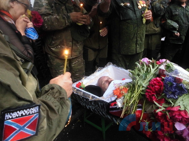 Сослуживцы и жители Алчевска прощаются с Алексеем Мозговым и его боевыми товарищами, 27 мая 2015 года