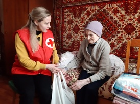 Красный Крест поздравил с годовщиной освобождения Краснодона от немцев 98-летнюю горожанку