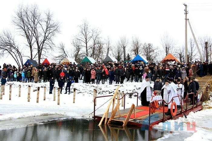 Праздник Крещения Господнего на озере в парке им. Горького, Луганск, 19 января 2017 года