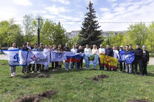Луганчане высадили в парке "Дружба" 150 деревьев, переданных Чувашией