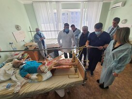 Депутаты Госдумы РФ навестили в Луганске раненых защитников ЛНР и вручили им медали