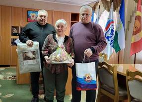 Блокадница из Красного Луча в честь освобождения Ленинграда получила подарок от Пасечника