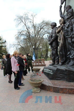 Возложение цветов к памятникам жертвам украинской агрессии в рамках акции "Непокоренные", Луганск, 14 апреля 2017 года