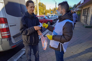 Активисты раздали в Перевальске бумажных журавлей в память о погибших защитниках Донбасса