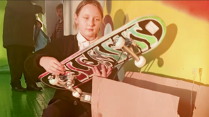 Глава Правительства ЛНР в рамках акции "Елка желаний" подарил скейтборд девочке из Беловодска