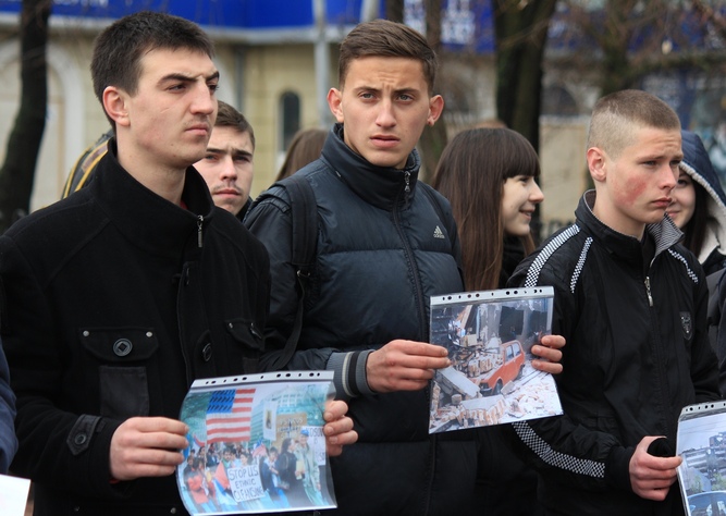 Митинг-реквием в память о сербах, погибших в 1999 году в результате бомбардировок в Югославии силами НАТО, Луганск, 24 марта 2016 года