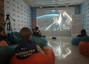 Проект "Твой ход" в День космонавтики провел в Луганске тематический показ фильма "Вызов"