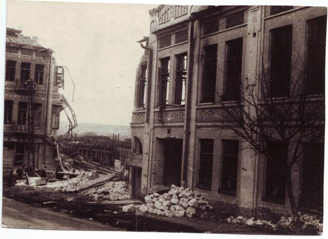 Разрушения, сделанные немецкими оккупантами на углу улиц Карла Маркса и Ленина
