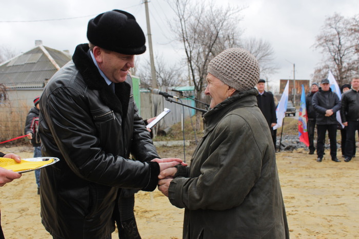 Вручение главой Совмина Геннадием Цыпкаловым ключей от первых домов, построенных по программе "100 домов", Хрящеватое, 3 декабря 2015 года