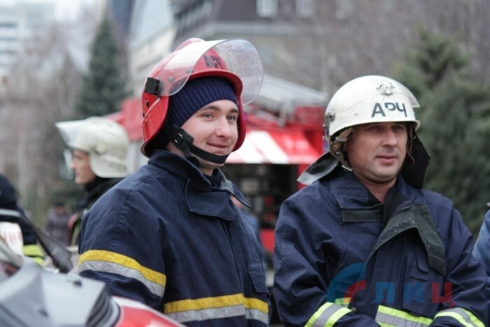Учения МЧС ЛНР по тушению пожара в Луганском театре кукол, Луганск, 30 ноября 2015 года