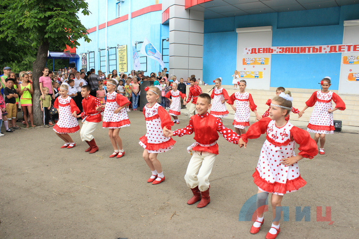 Праздник "Мир детства", посвященный Международному дню защиты детей, в парке имени 1 мая, Луганск, 1 июня 2015 года